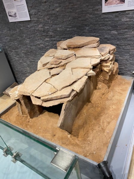 قلادة لطفلة عمره 9000 سنة يعرض في متحف البترا - صور