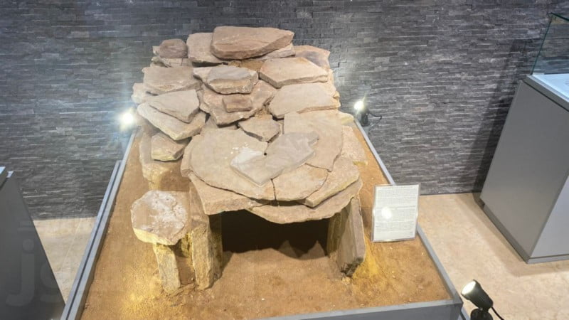 قلادة لطفلة عمره 9000 سنة يعرض في متحف البترا - صور