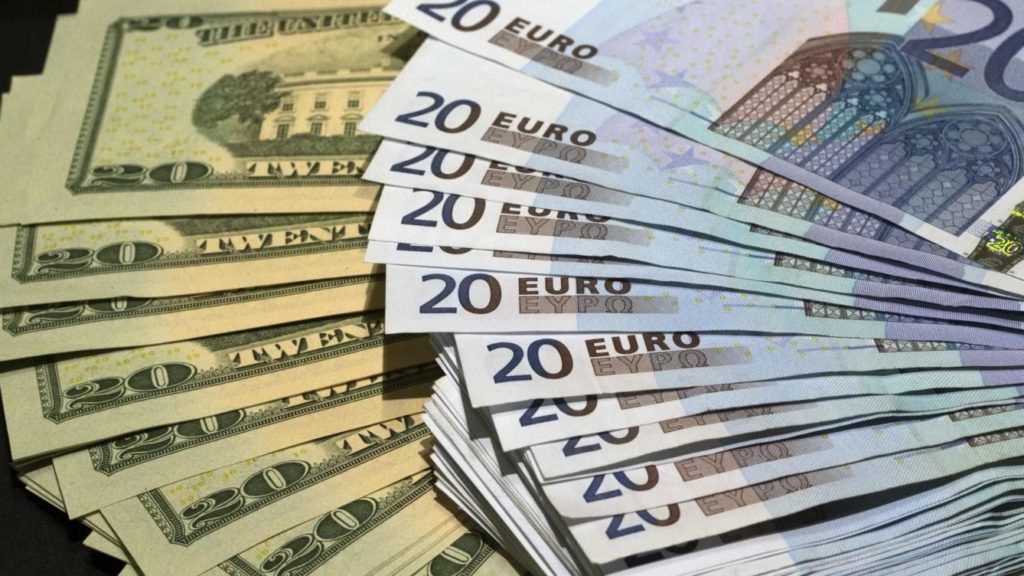 الدولار امام اليورو
