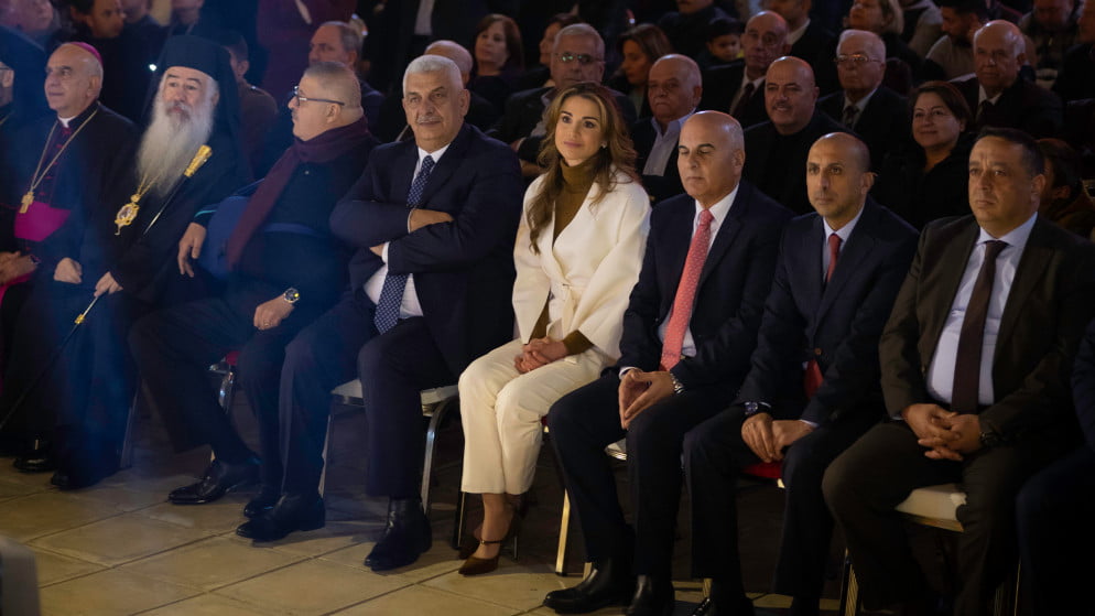 الملكة رانيا تشارك أهالي الفحيص بإضاءة شجرة عيد الميلاد