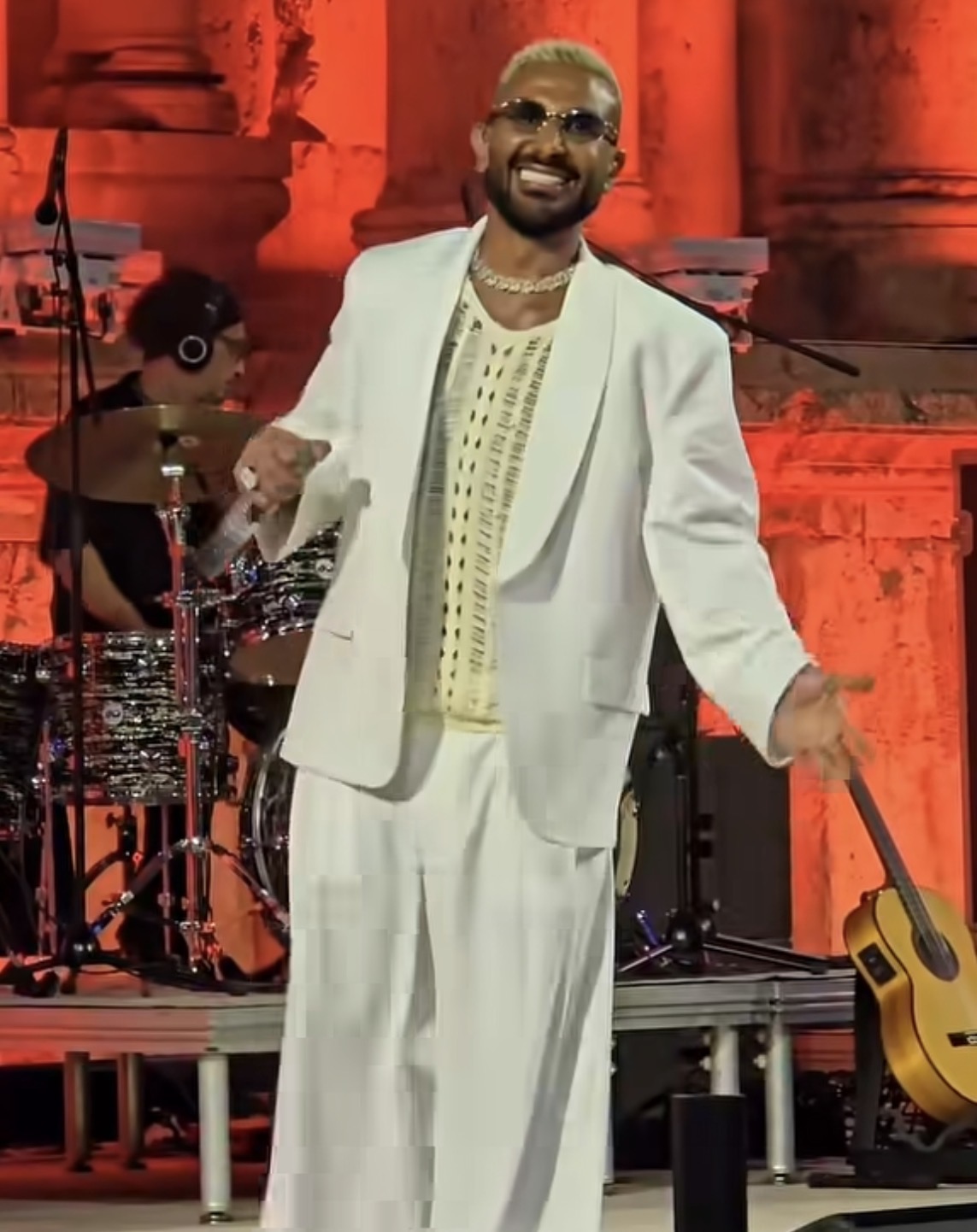 رؤيا نيوز | أحمد سعد يشعل المسرح الجنوبي في جرش.. حضور جماهيري كبير وتفاعل  لافت مع أشهر أغانيه صور وفيديو