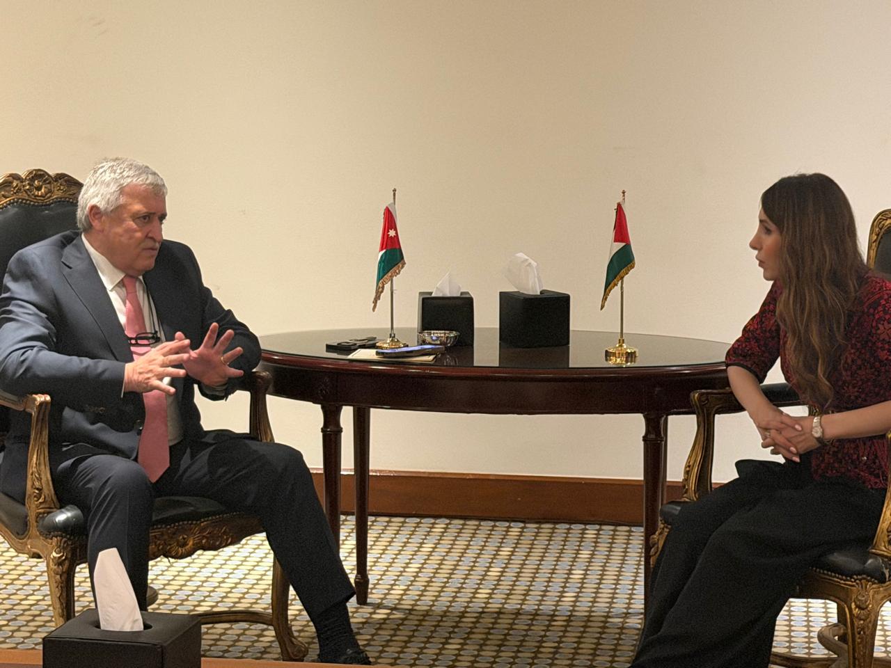 وزير العمل ونظيرته الفلسطينية