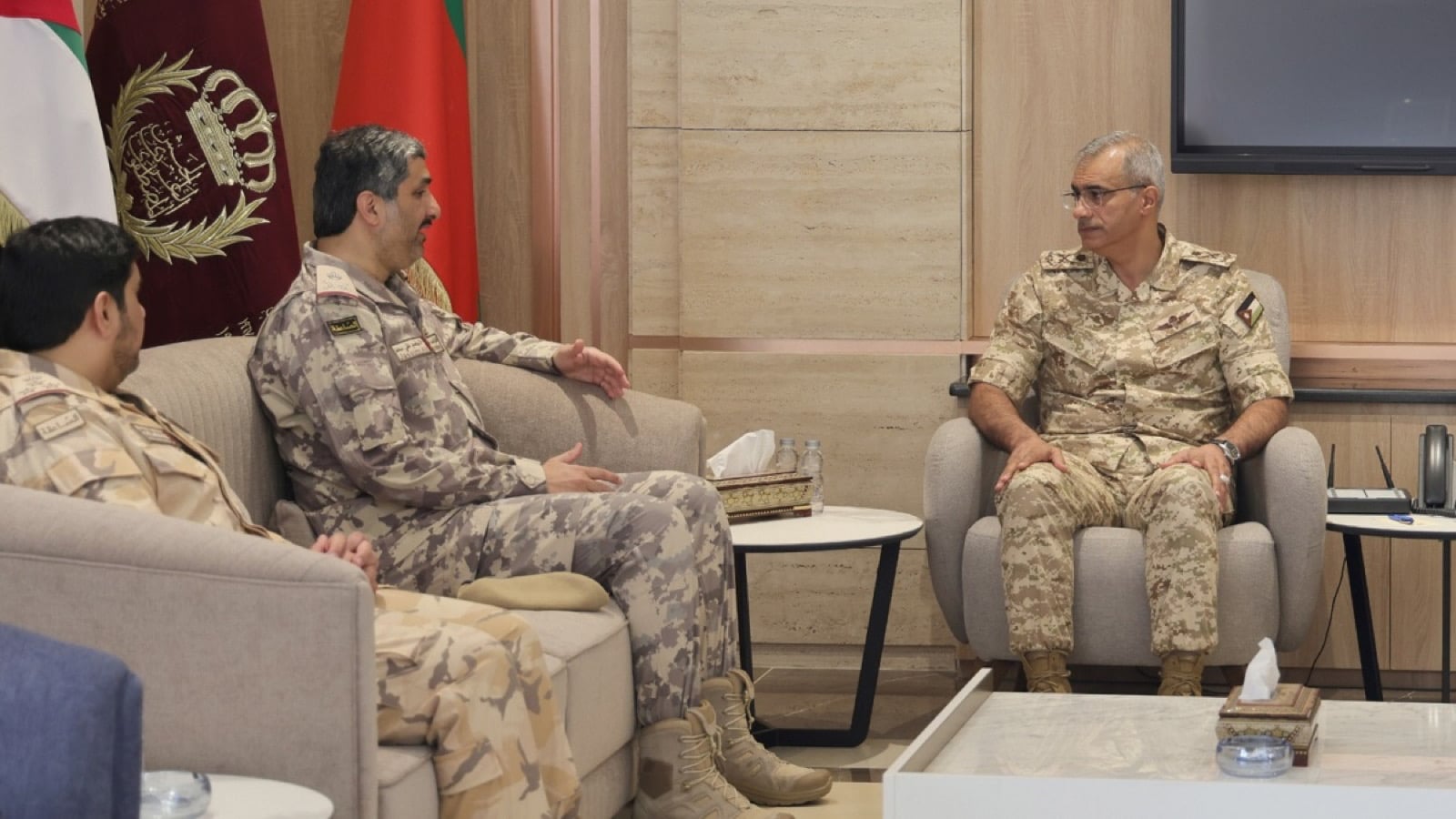 بحث تعزيز التعاون والتنسيق العسكري المشترك بين الأردن وقطر