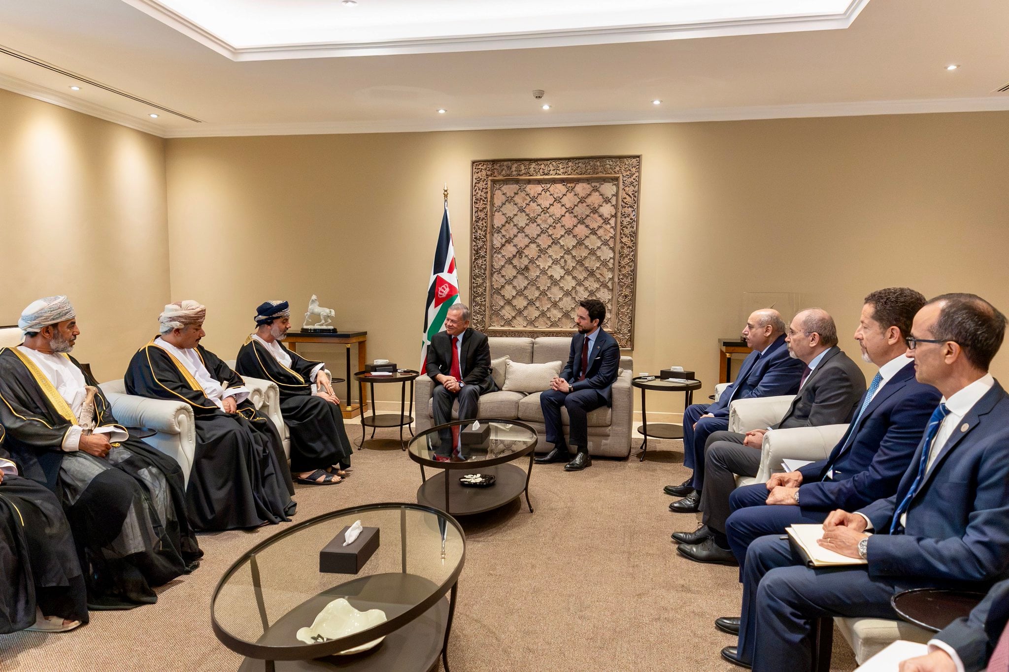 الملك يستقبل رئيس مجلس الشورى في سلطنة عُمان