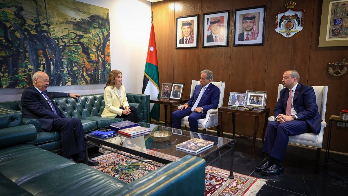 رئيس الوزراء جعفر حسان مع أمناء مركز حقوق الانسان