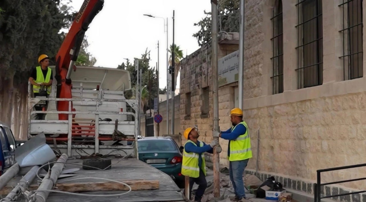 تحويل شبكات الكهرباء الهوائية إلى كوابل أرضية في تل إربد