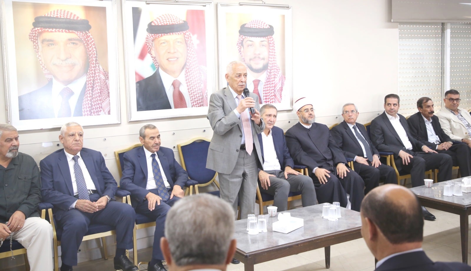 مندوبا عن الملك وولي العهد… العيسوي يعزي عشيرة الكريمين