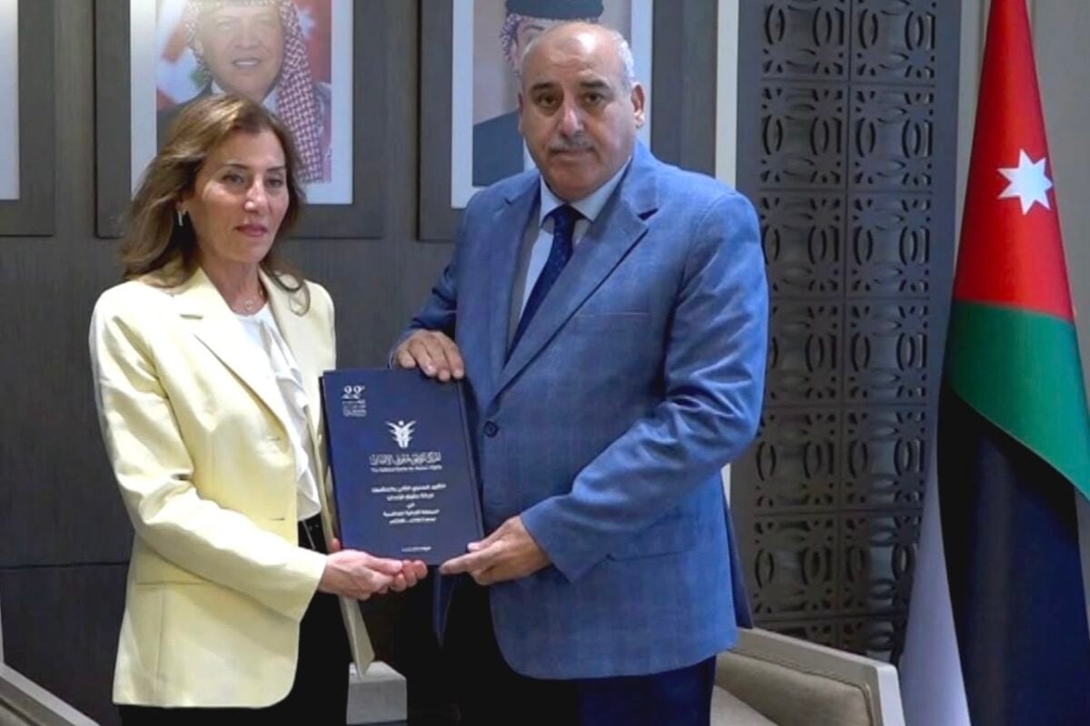 القاضي يتسلم التقرير السنوي لحالة حقوق الإنسان